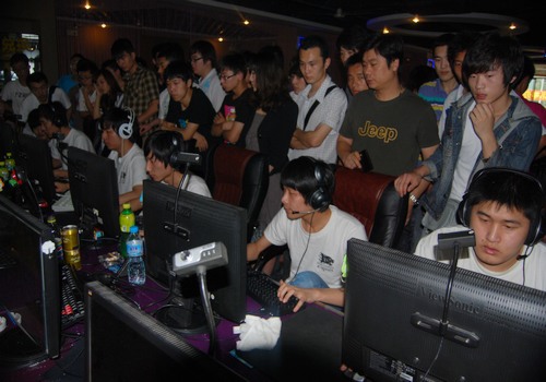 今日LCK赛区的BRO战队官宣，前上单职业选手Sw0rd将转型教练